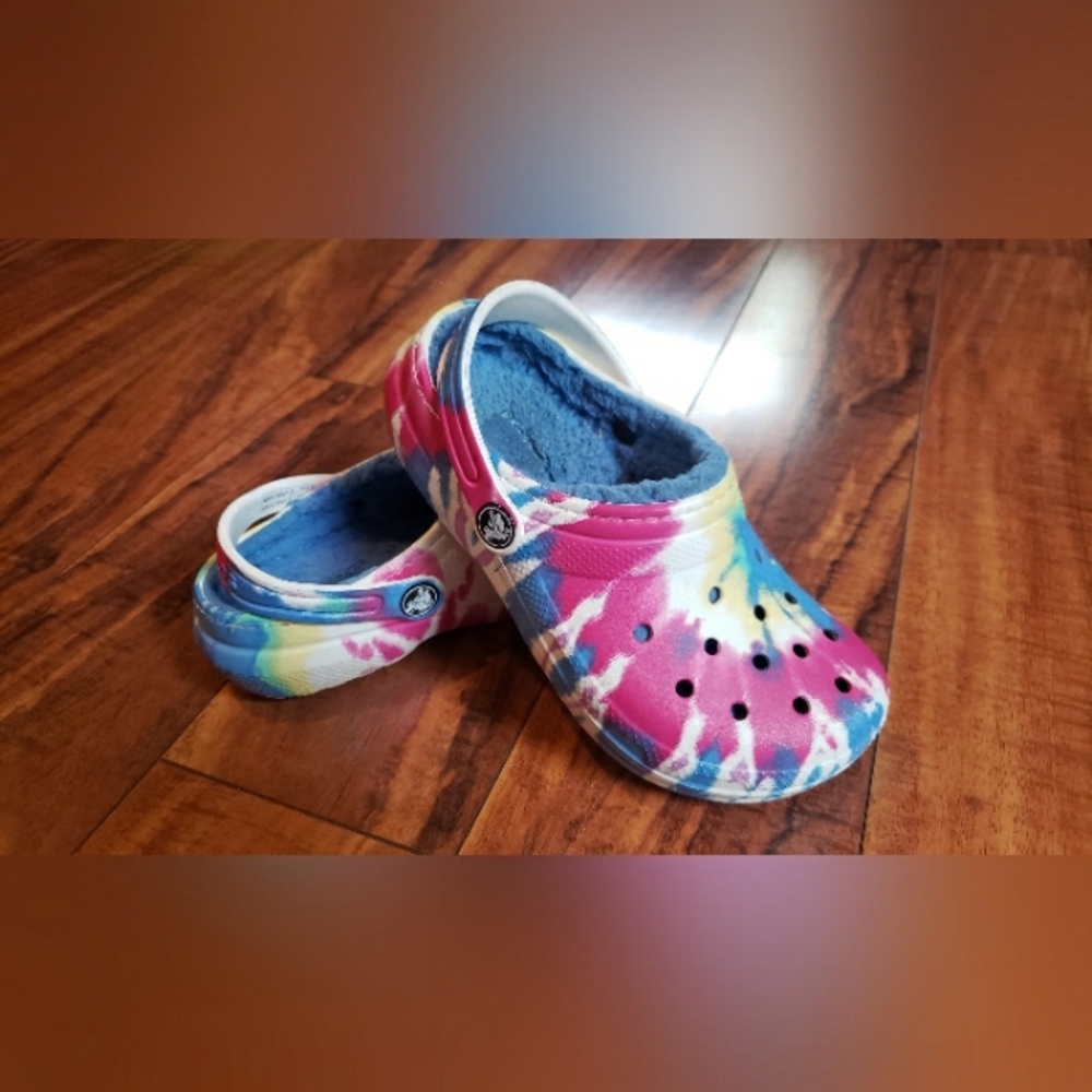 Crocs Size 13 Little girls 13T girls sandals with blue soft fuzz lining tie dye